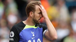 Presidente do Tottenham furioso por o Bayern andar a aliciar Harry Kane: Levy promete vingança