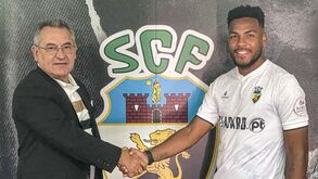 Talys Oliveira reforça lateral esquerda do Farense