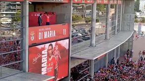 Multidão eufórica e o abraço a Rui Costa: o momento em que Di María foi apresentado no Benfica