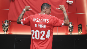 As imagens do momento em que Di María assinou com o Benfica até 2024