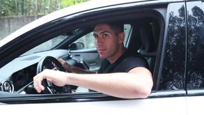 FC Porto regressa ao trabalho: Fábio Cardoso foi o primeiro jogador a chegar e Navarro deu autógrafos a adeptos
