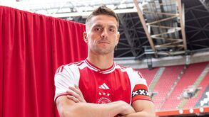 Ajax apresenta equipamento principal para 2023/24
