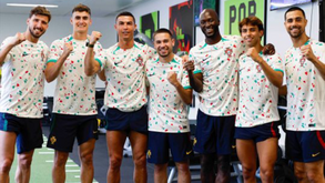 Cristiano Ronaldo e companhia vestiram equipamento da Seleção feminina numa manifestação de apoio