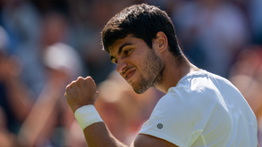 Carlos Alcaraz apura-se para a terceira ronda de Wimbledon