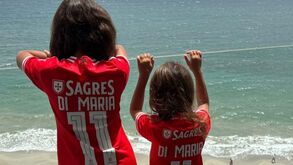 Filhas de Di María equipadas a rigor com a camisola do Benfica nas férias do craque