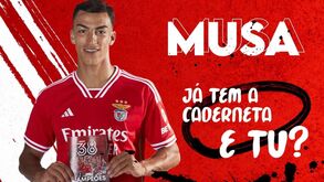 Musa já tem a caderneta do Benfica campeão: «Esta é uma coleção muito boa para todos os benfiquistas»