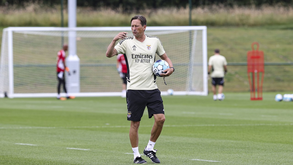 Visita guiada ao luxuoso centro de estágio onde o Benfica vai trabalhar em Inglaterra