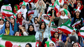 Mulheres iranianas vão voltar a ver futebol local em estádios