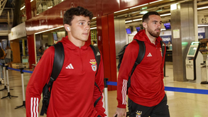Benfica já partiu rumo ao estágio em St. George's Park: as imagens no aeroporto de Lisboa