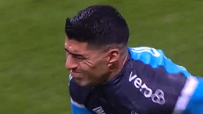 Suárez não esconde as dores no joelho durante aquecimento para o jogo com o Botafogo