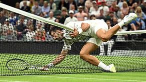 Swiatek sofre e Djokovic não evita 'recolher obrigatório' em Wimbledon