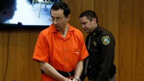 Médico da federação norte-americana condenado por crimes sexuais esfaqueado na prisão