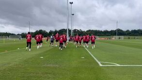 O primeiro treino do Benfica no relvado do St. George's Park