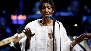 Filhos de Aretha Franklin contestam testamento encontrado debaixo do sofá