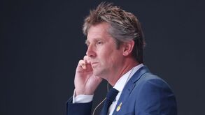 Van der Sar encontra-se estável e não corre risco de vida
