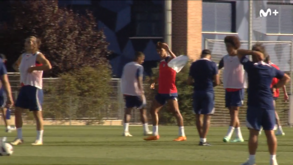 Acabou a peladinha e colete ao chão: reação de João Félix dá que falar em Espanha