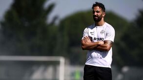 Carmona chumbado: uma longa lista de alvos e a solução de Esgaio à prata da casa