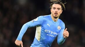 Grealish apanhado com mão em hospedeira da British Airways em Ibiza: namorada está em Itália 