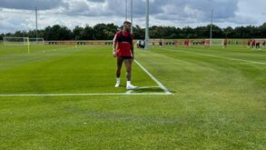 Otamendi treina no relvado mas condicionado: mais duas semanas de recuperação pela frente