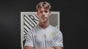 V. Guimarães segura jovem Miguel Vaz com contrato profissional
