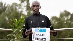 Eliud Kipchoge regressa à Maratona de Berlim para esquecer desilusão de Boston