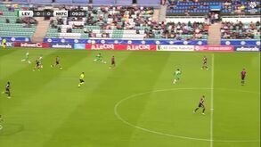 Ganês marca golaço com remate a 70 metros da baliza