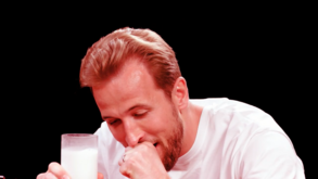 Harry Kane à beira das lágrimas... num teste a asas de frango picantes