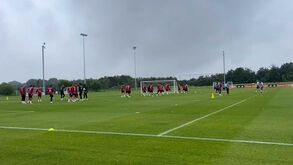 As imagens do treino do Benfica debaixo de muita chuva e frio