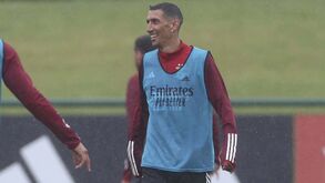 Chuva e frio no treino do Benfica em Inglaterra: veja as imagens da sessão