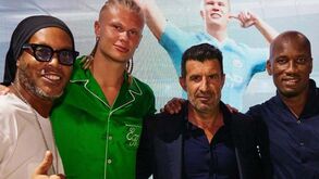 Haaland com novo penteado e de pijama em evento com Figo, Ronaldinho e Drogba na Holanda 
