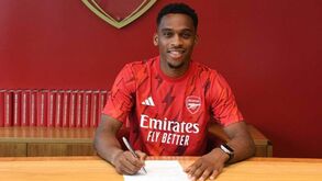 Arsenal assegura Jurrien Timber ao Ajax por 40 milhões de euros