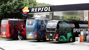 O que fazem os autocarros de Benfica, FC Porto e Sporting juntos?