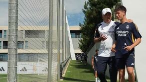 O curioso momento em que Ancelotti ensina espanhol a Arda Güler: «Dormi bem, dormi mal...»