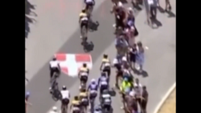 Espectador com telemóvel provoca queda de vários ciclistas na 15.ª etapa do Tour