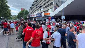 Onda vermelha na Suíça para assistir ao jogo do Benfica com o Basileia