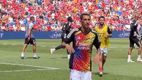 Adeptos do Benfica 'loucos' com Di María: a reação nas bancadas e a resposta do argentino