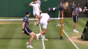 Sofreu 'break' e destruiu raquete na rede: Djokovic de cabeça perdida na final de Wimbledon