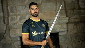 Terceiro equipamento do Feirense ao estilo medieval