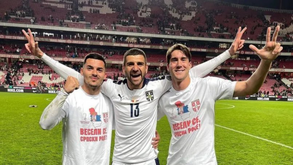 Vlahovic ameaçado por adeptos do PSG por gesto na Luz: «Vamos cortar-te os três dedos»