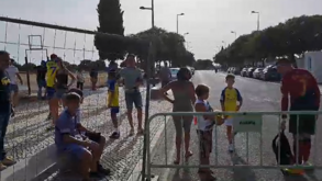 Alguns adeptos com camisolas de Cristiano Ronaldo esperam chegada do Al Nassr ao Estádio Algarve
