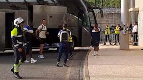 A chegada do autocarro do Al Nassr ao Estádio Algarve: Cristiano Ronaldo foi o primeiro a sair