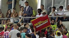 Cristiano Ronaldo do relvado para o camarote com a família durante o Celta-Al Nassr
