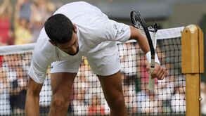 Novak Djokovic com multa pesada em Wimbledon por destruir raquete