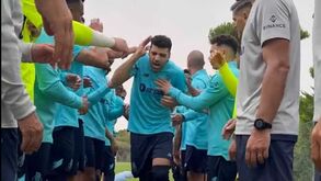 Taremi não se livrou da habitual praxe em dia de aniversário