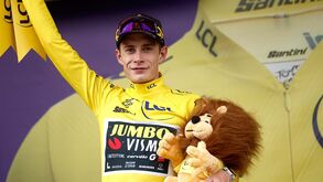 Jonas Vingegaard arrasa no contrarrelógio e cimenta liderança do Tour
