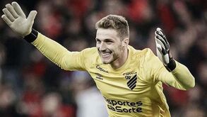 Athletico-PR tem cofres cheios e faz 'jogo duro' com o Benfica: Bento é 