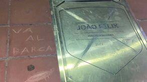 «Vai para o Barça»: adeptos do Atlético Madrid vandalizam placa de João Félix