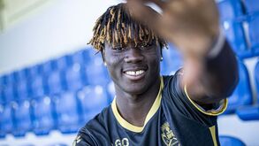 Lekan Oyedele promovido ao plantel principal do Feirense