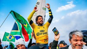Filipe Toledo vence pela terceira vez em J-Bay e cimenta liderança mundial