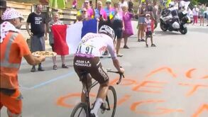 Insólito: adepto oferece fatia de pizza a ciclista em plena subida no Tour'2023